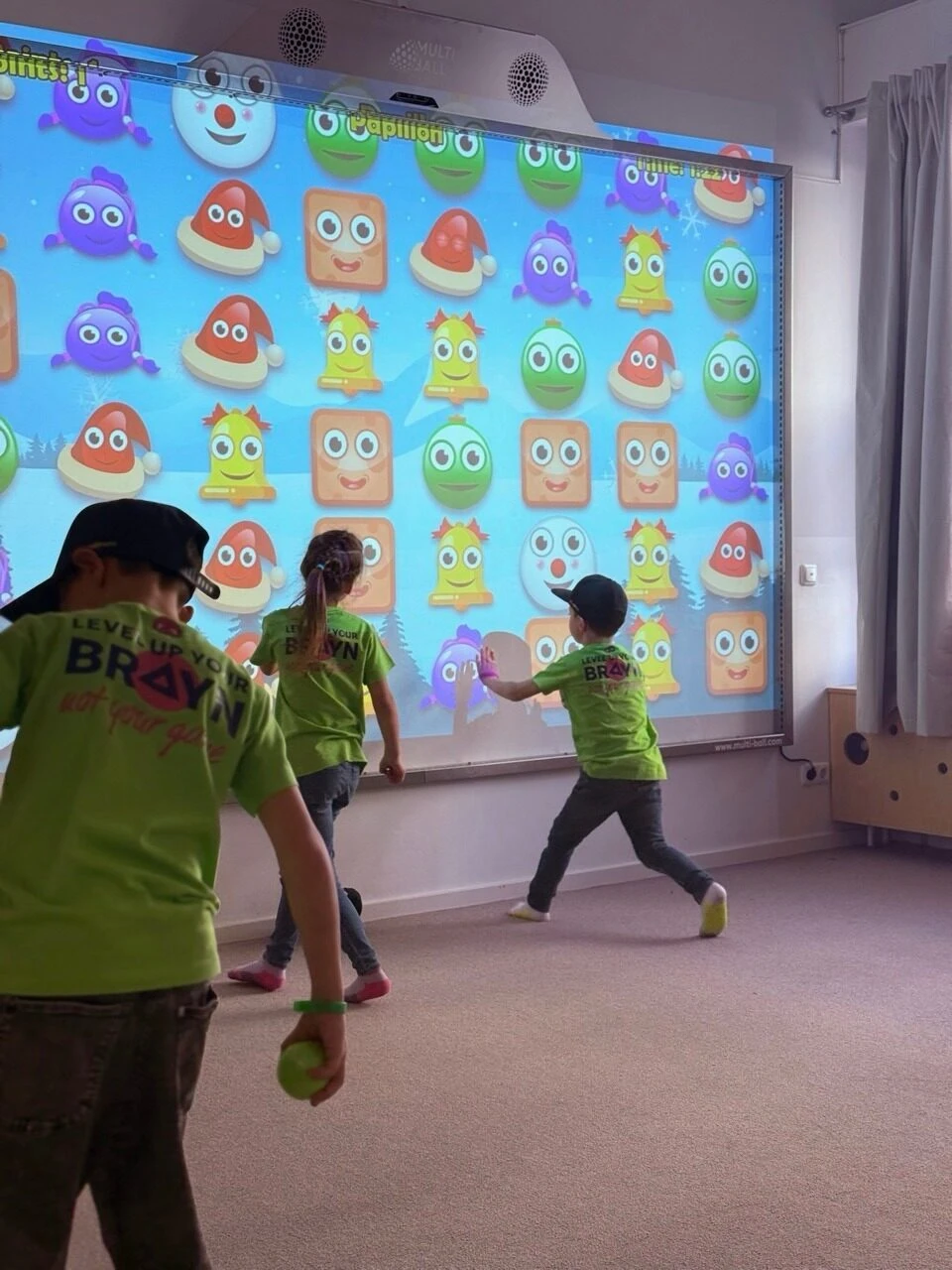 Kinder am interaktiven Spielboard
